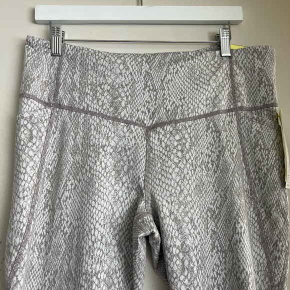 All in Motion Snake Print Jacquard Leggings NWT - Picture 7 of 12